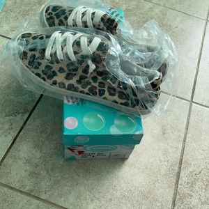 Leopard sneakers size 8 women’s comes w box